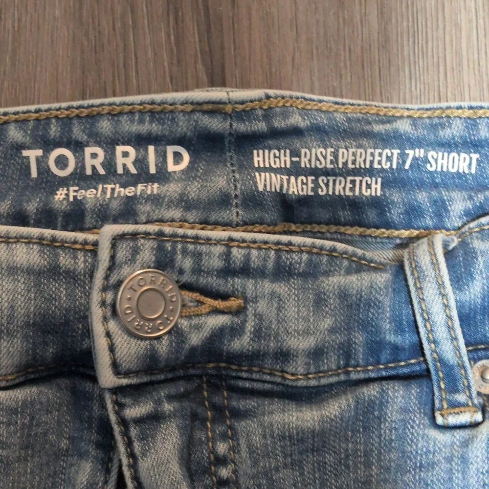 ✨SOLD✨ Torrid 7" Denim Shorts Sz 14 Vintage Stretch High Rise - Picture 6 of 9